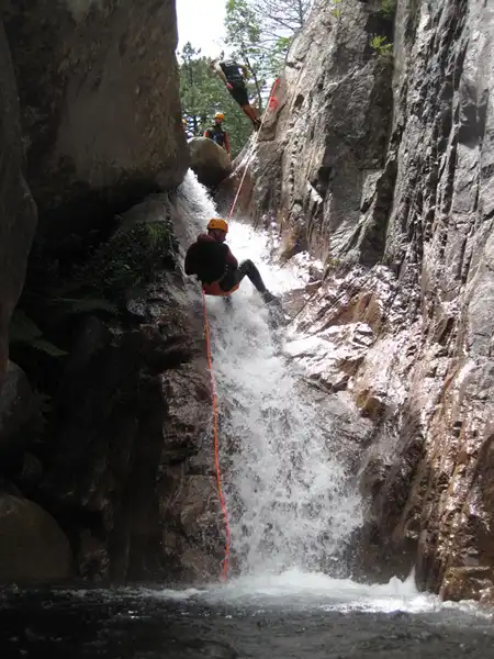 Canyoning Pulischellu - Descente en rappel sous cascade